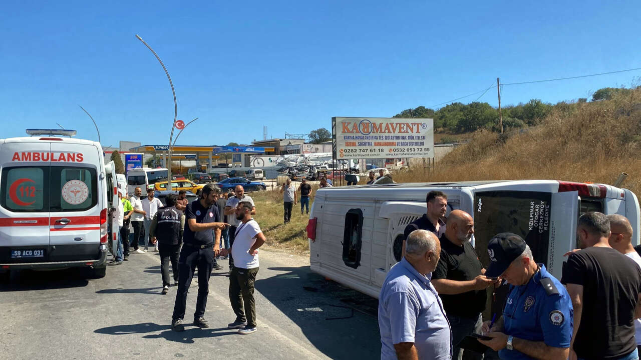 Direğe çarpan yolcu minibüsü yan yattı! 1’i bebek, 3 yaralı var 5